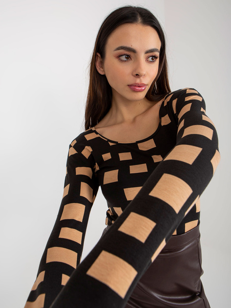 Hurtownia Czarno-camelowa dopasowana bluzka z nadrukiem