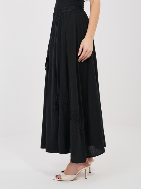 Czarna rozkloszowana spódnica na lato