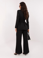 Czarny damski garnitur z wiązaniem w talii 