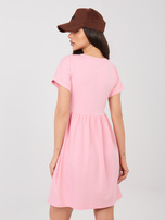 Pastelowa różowa letnia sukienka z krótkim rękawem RUE PARIS  