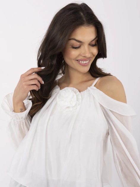 Biała bluzka hiszpanka z falbankami przy rękawach