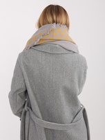 Szaro-żółty szal w geometryczny wzór