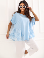 Jasnoniebieska damska bluzka z rozkloszowanym dołem