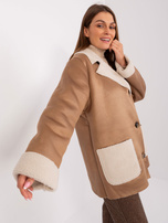 Hurt Camel-beige Mantel mit Knopfverschluss.