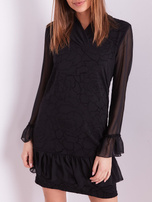 Schwarzes Kleid mit zartem Blumenmuster.
