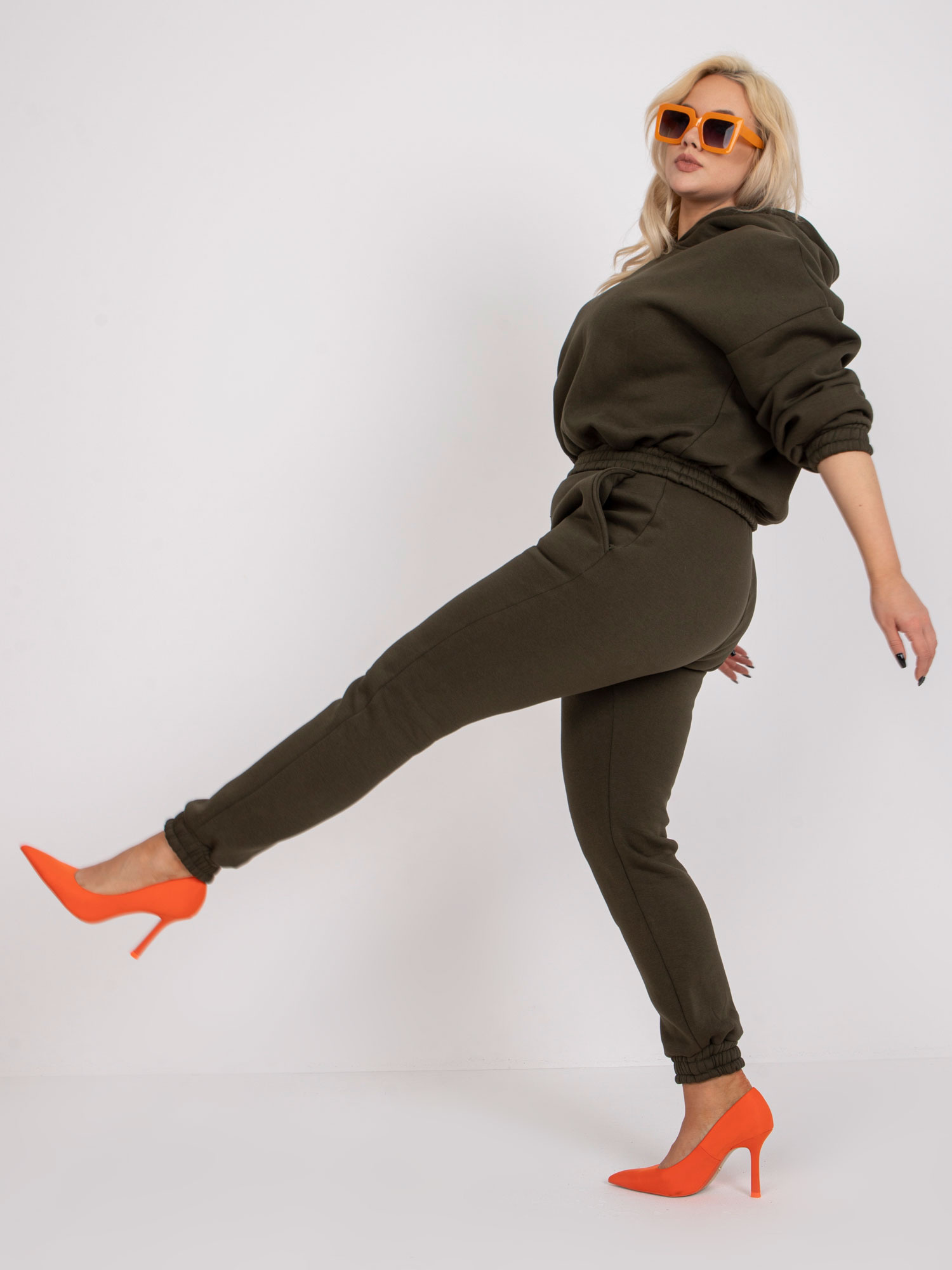 Khaki dresni komplet plus size z hlačami.