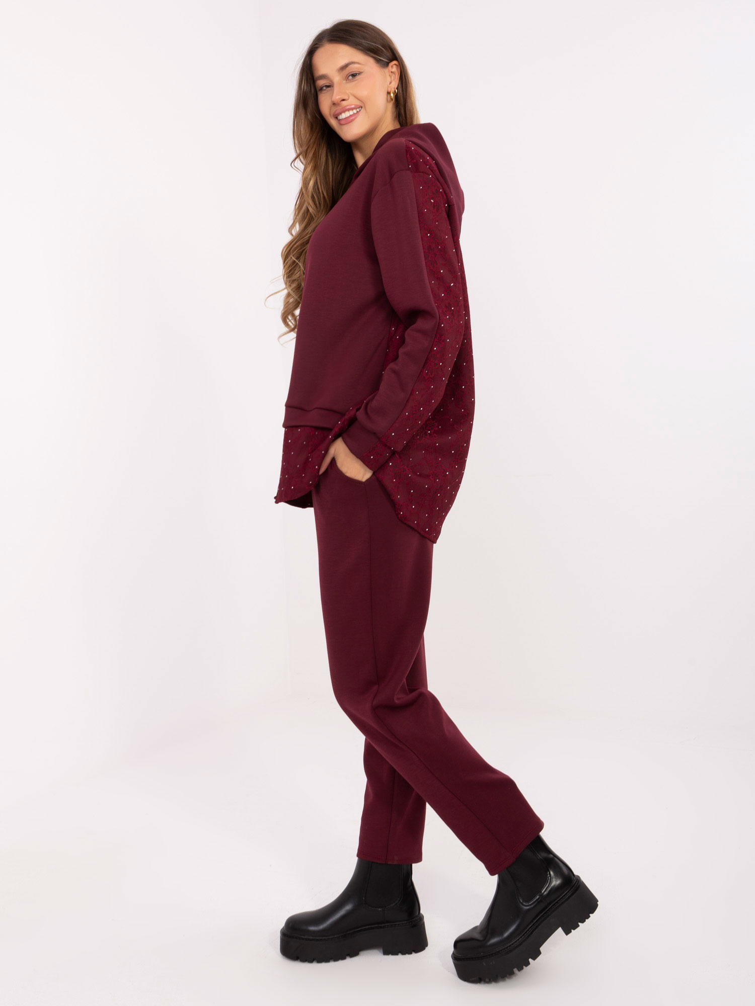 Burgundový dámský komplet s oversized mikinou.