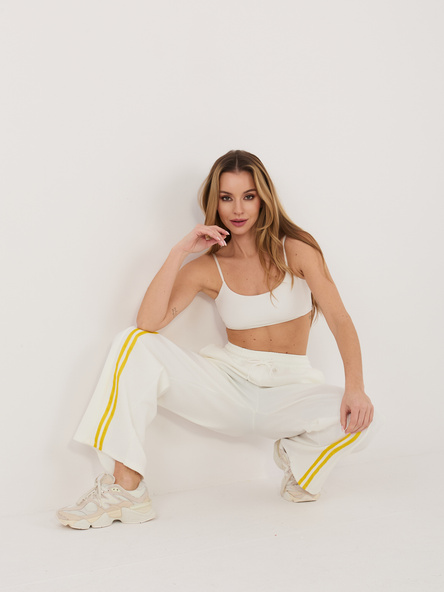 Ecru dresowe spodnie z prostą nogawką