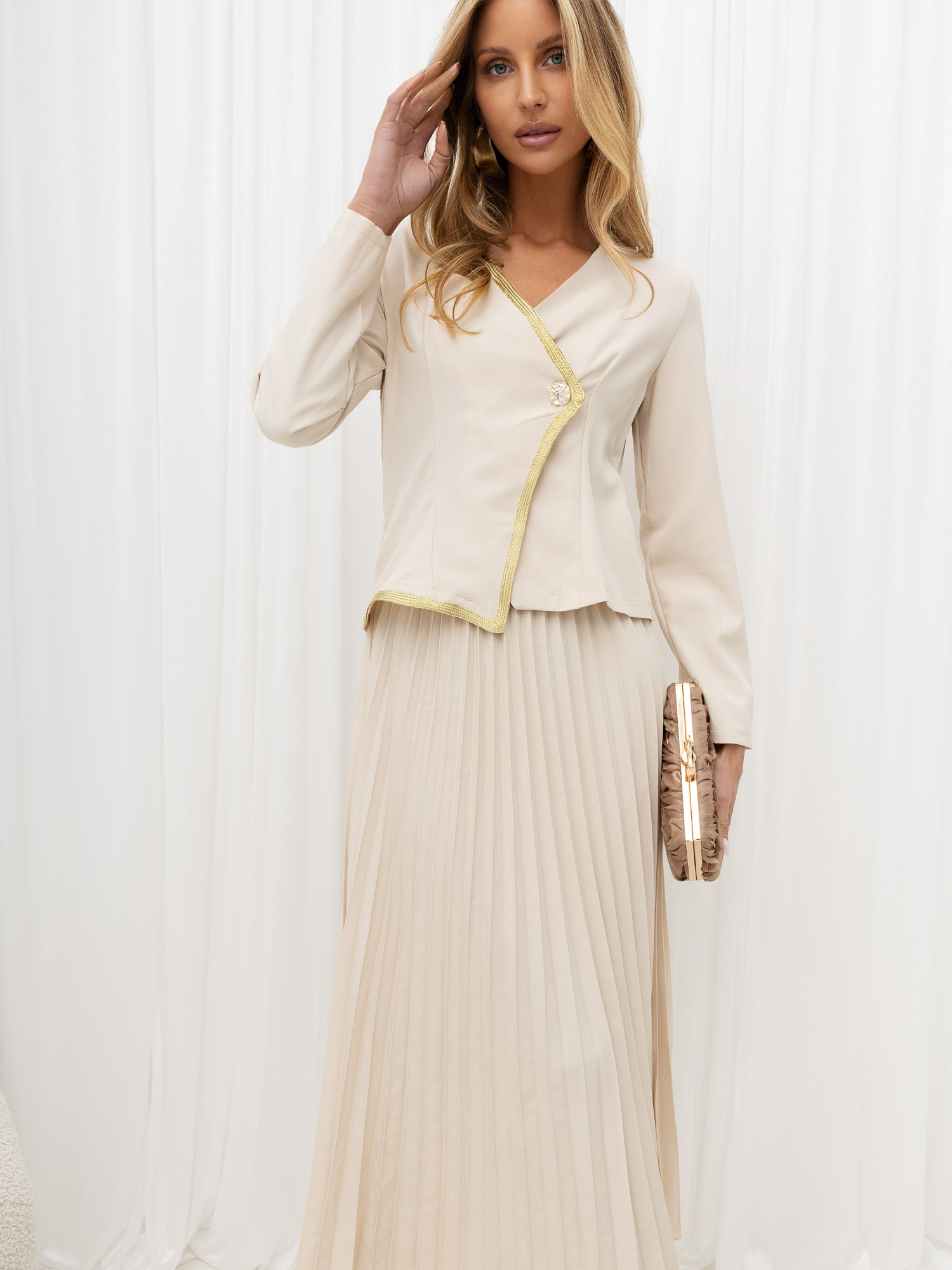 Beige elegante Kleid mit plissiertem Saum.