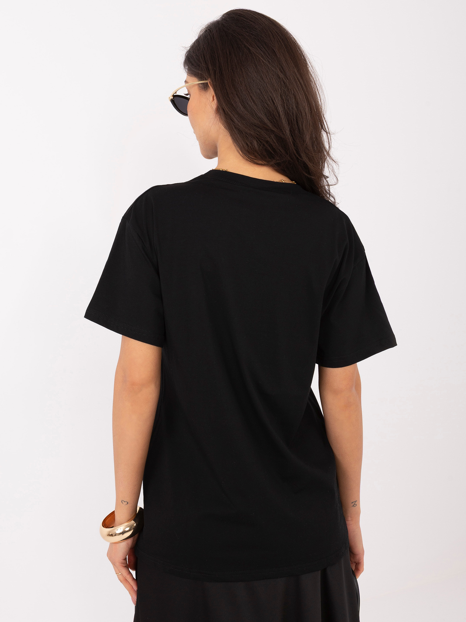 Czarny damski t-shirt z małym nadrukiem