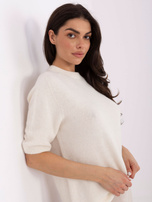 Jasnobeżowy sweter basic z miękkiej dzianiny