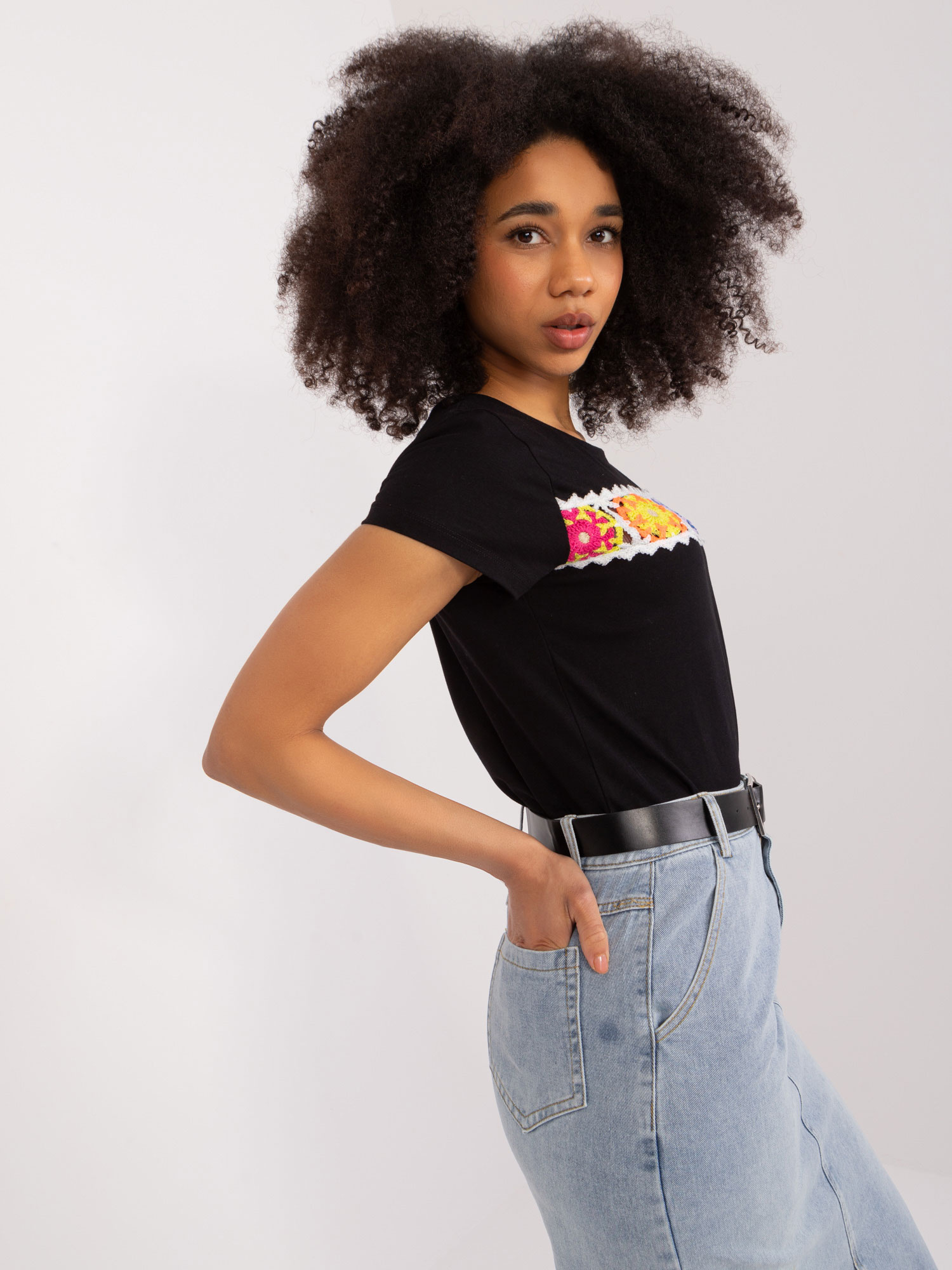 Juodasis T-shirt su spalvotu siuvinėjimu BASIC FEEL GOOD.