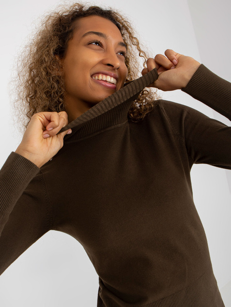 Hurtownia Khaki gładki sweter z golfem i długim rękawem