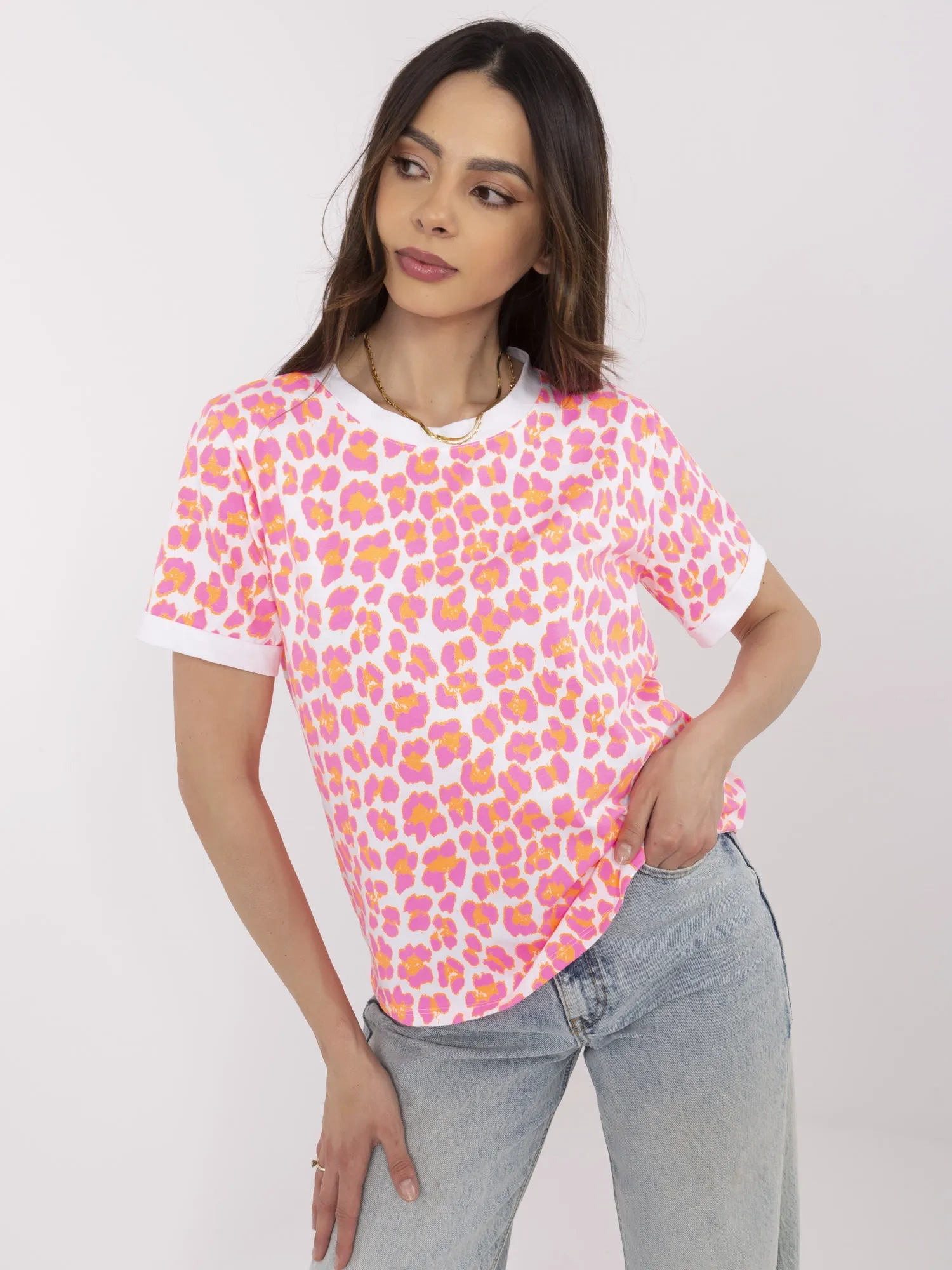 Fluoreszierende rosa-weiße Bluse mit Rundhalsausschnitt.