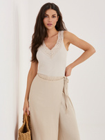 Jasnobeżowy prążkowany top z wiskozy