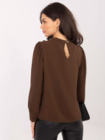 Brązowa elegancka bluzka z drapowaniem
