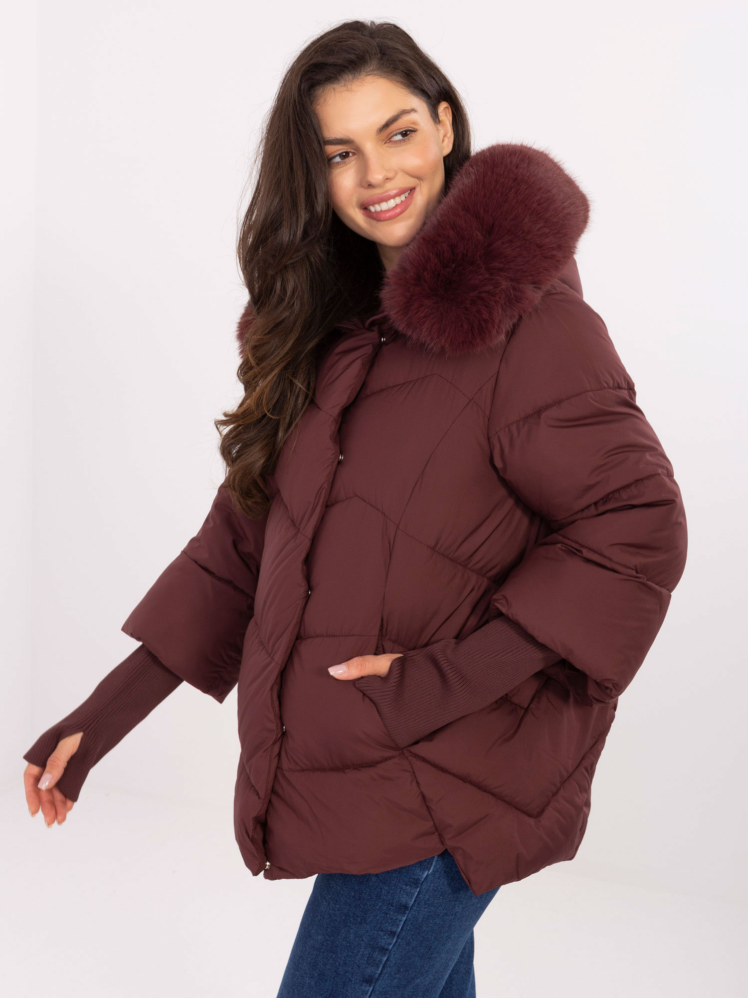 Bordeauxfarbene Winterjacke mit Steppung.