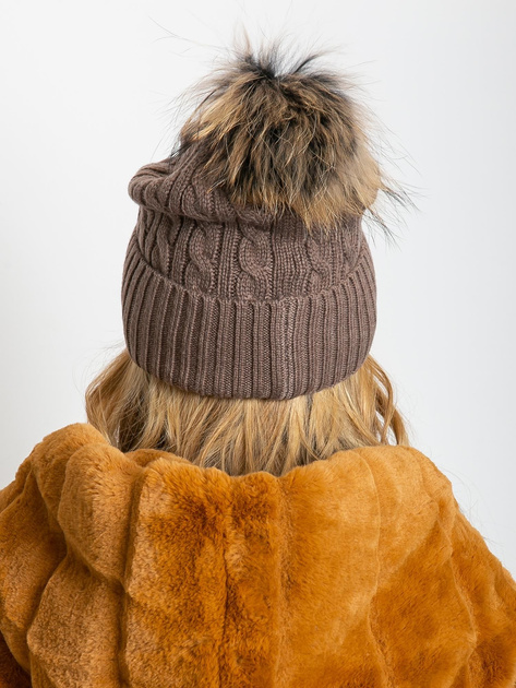 Ciemnobeżowa czapka ze ściągaczem i futrzanym pomponem