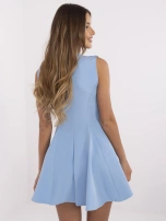 Blaue Cocktailkleid mit doppelten Knöpfen.