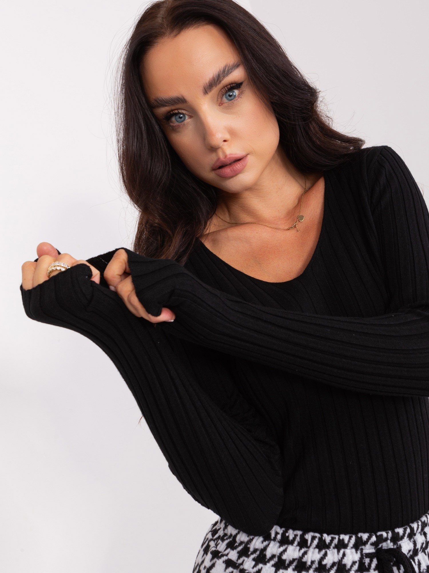 Czarny damski sweter z dzianiny