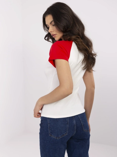 Ecru-czerwony t-shirt z kontrastowymi rękawami