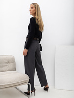 Schwarzer Damen-Polo-Pullover mit Knöpfen am Ausschnitt.