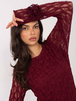 Burgundowa dopasowana bluzka z koronką