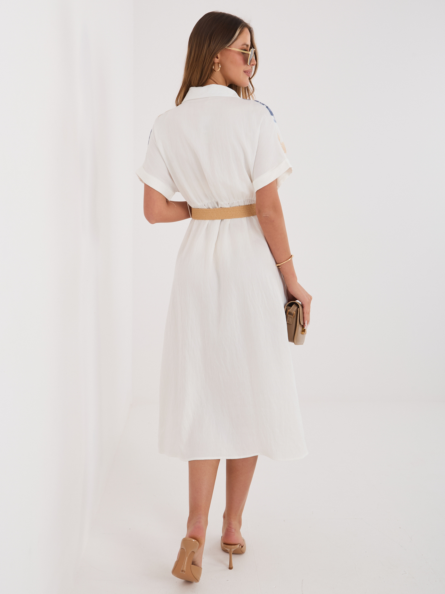 Niebieska letnia sukienka z plecionym paskiem