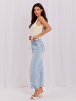 Hellblaue Jeans-Ballonhose mit Gürtel.
