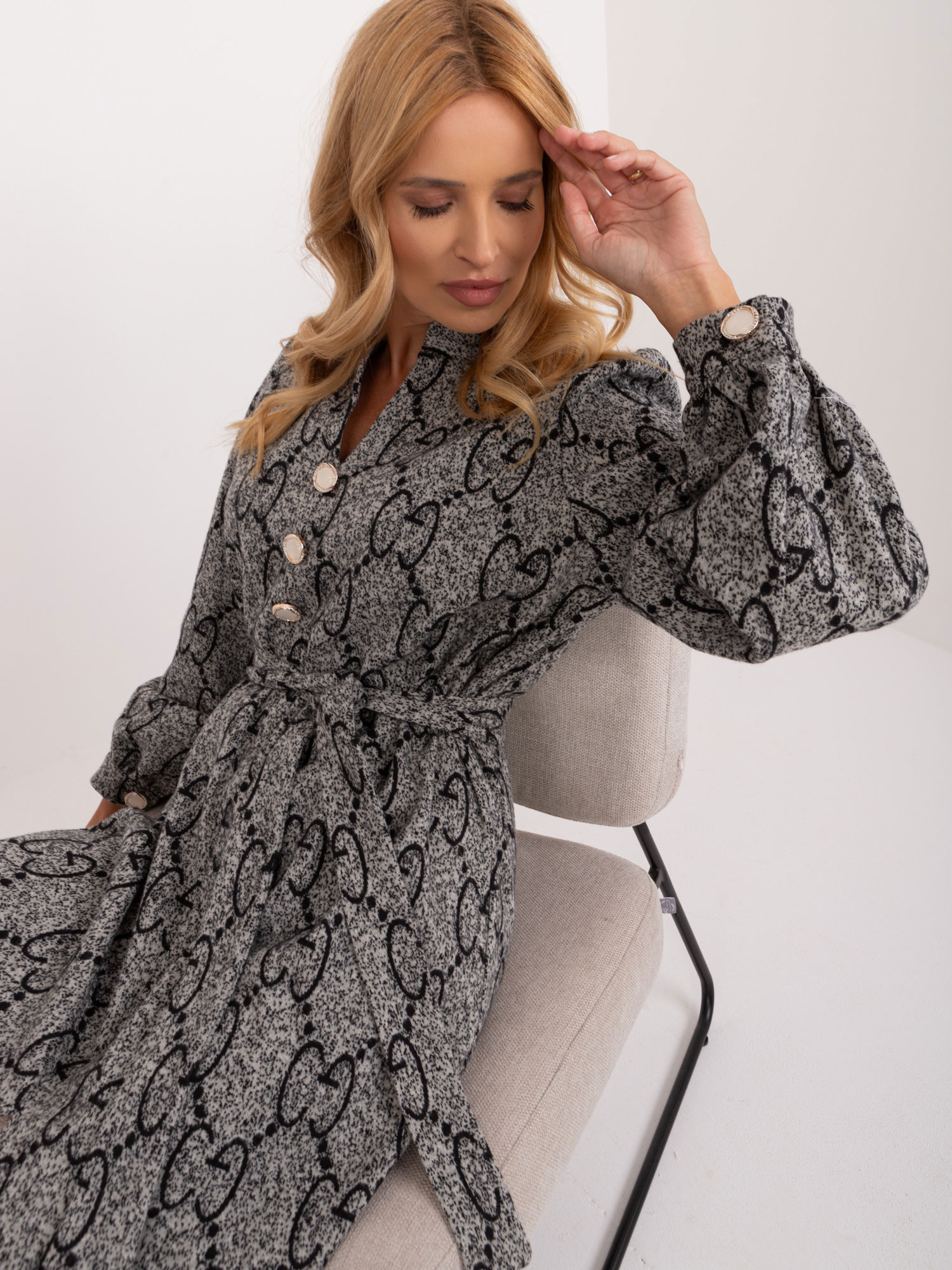 Hurt Grau-schwarzes elegantes Kleid aus Strick mit Mustern.