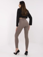 Kawowe damskie legginsy z ozdobną naszywką 