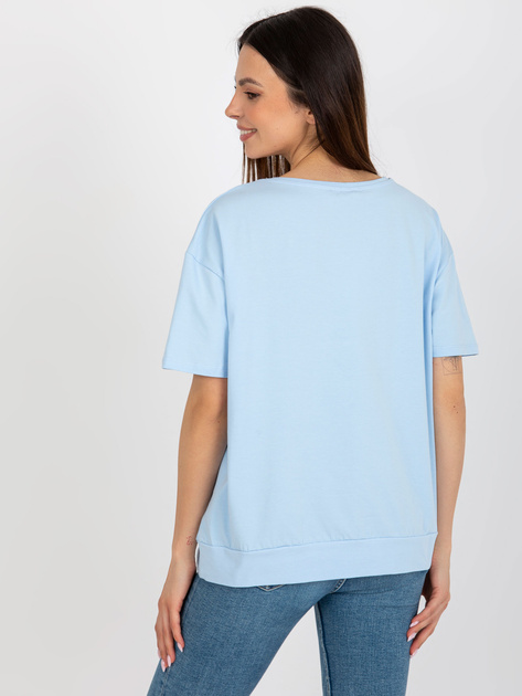 Hurtownia Jasnoniebieska bluzka oversize z naszywką