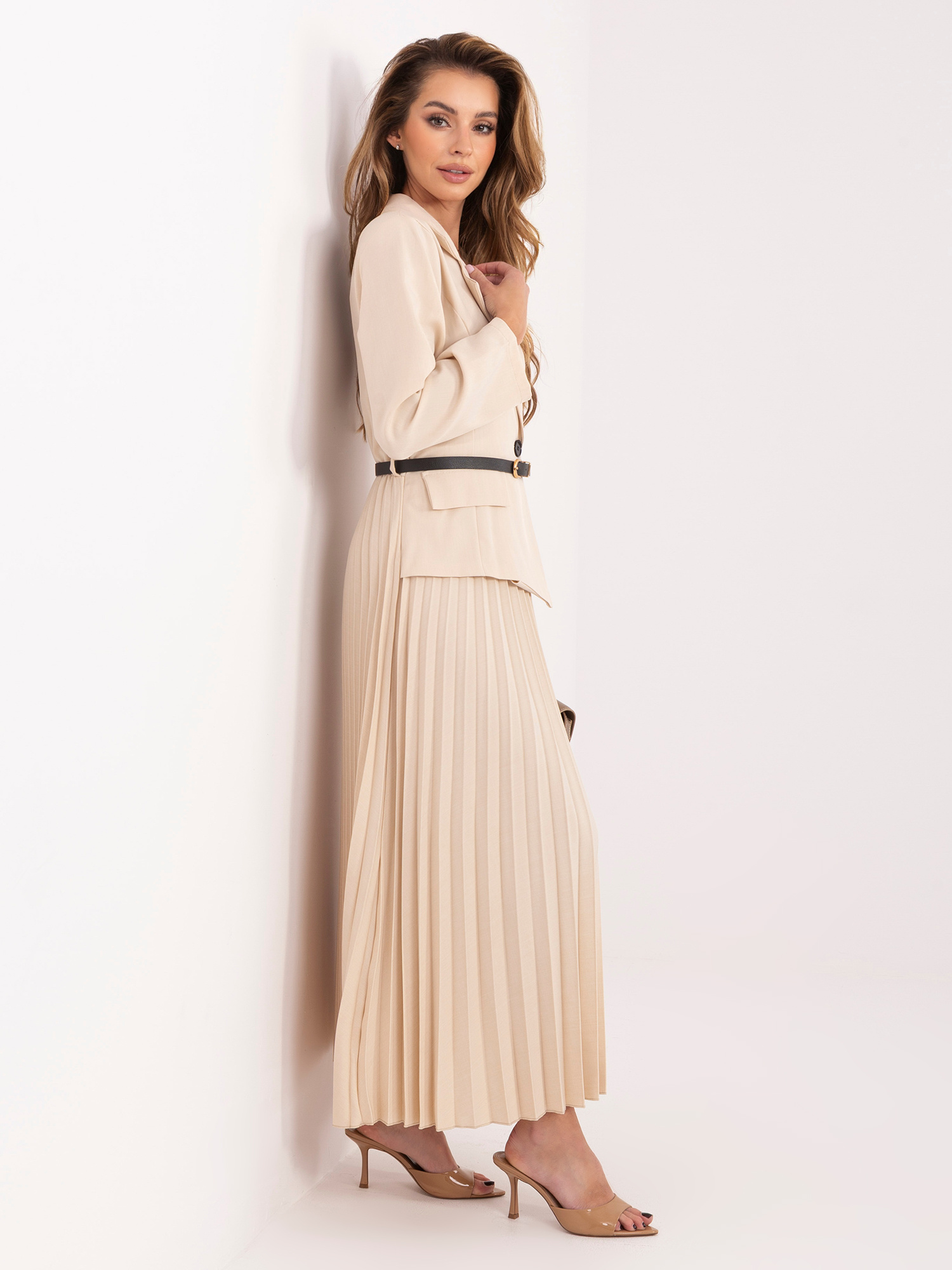 Jasnobeżowa midi sukienka z plisowanym dołem RUE PARIS 