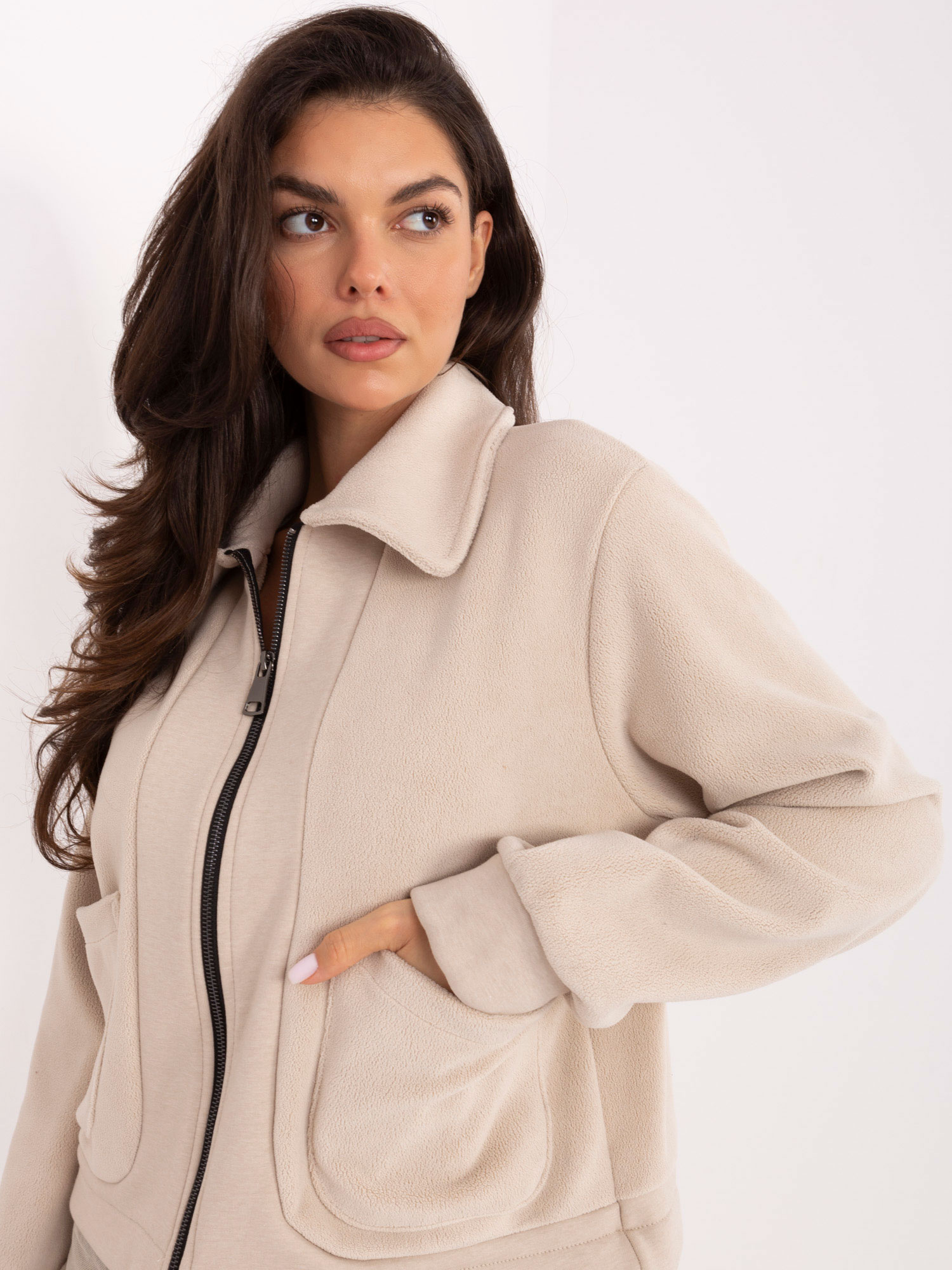 Helle beige Fleecejacke mit Kragen.