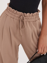 Ciemnobeżowe dresowe spodnie z zakładkami RUE PARIS  