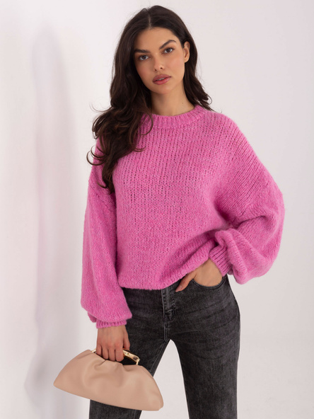 Dunkelrosa Oversize-Pullover mit grobem Strick.