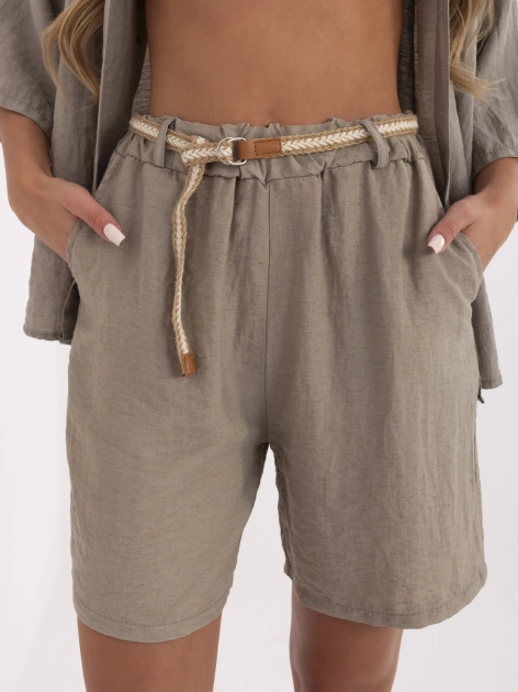 Ciemnobeżowe letnie szorty do połowy uda