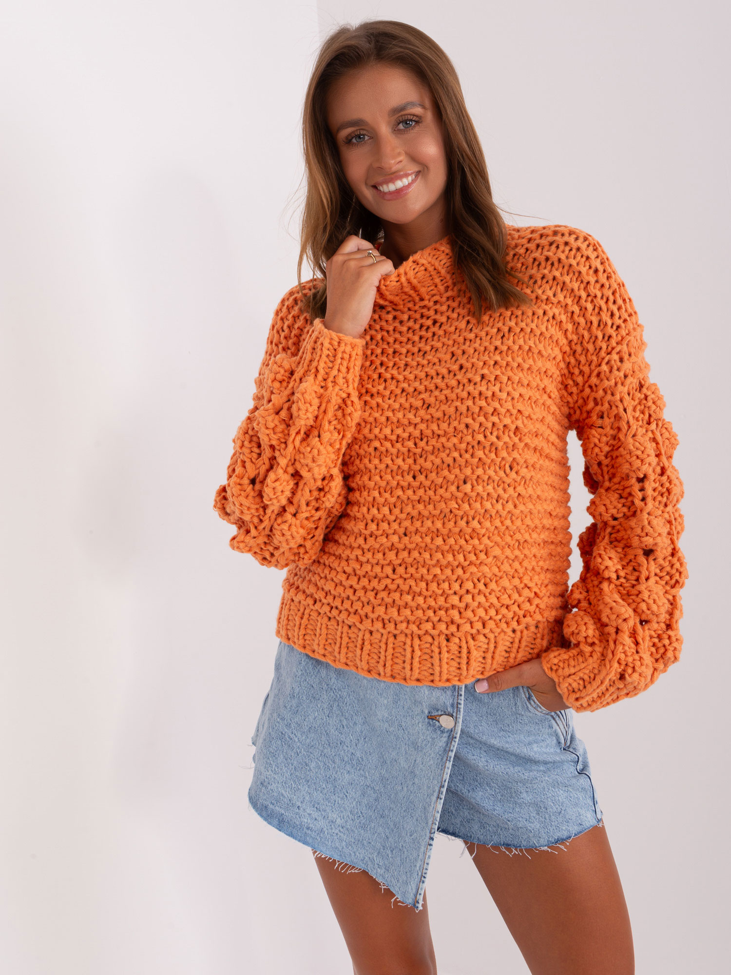 Pomarańczowy sweter oversize z grubym splotem