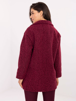 Bordeauxfarbener kurzer Mantel mit Flauschigkeitseffekt.