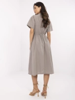Dunkelbeige Sommerkleid mit kurzen Ärmeln.