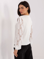 Ecru elegancki sweter z ażurowymi rękawami