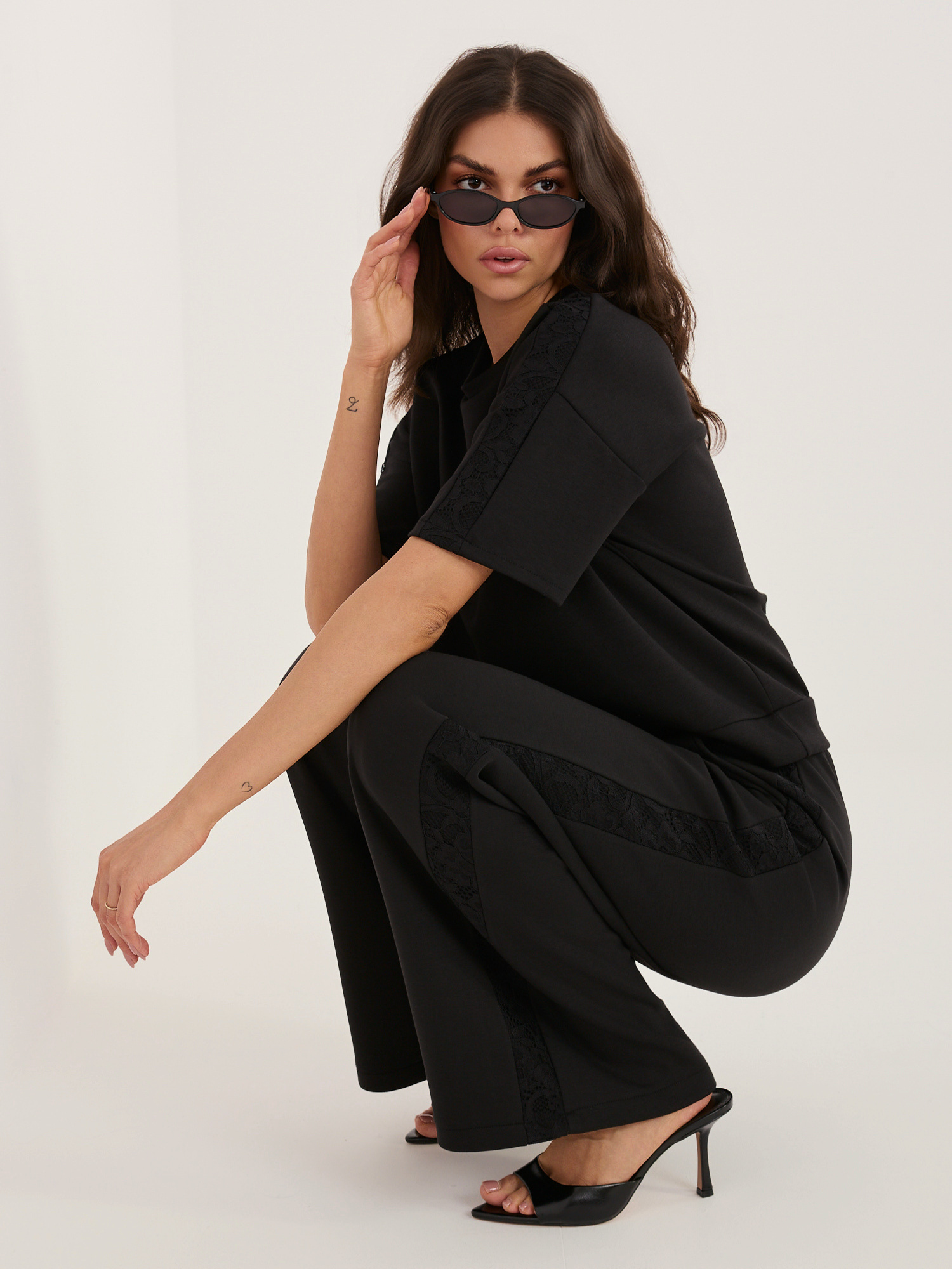 Czarne dresowe spodnie wide leg od kompletu