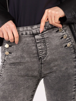 Hurtownia Ciemnoszare jeansy damskie skinny z ozdobnymi guzikami