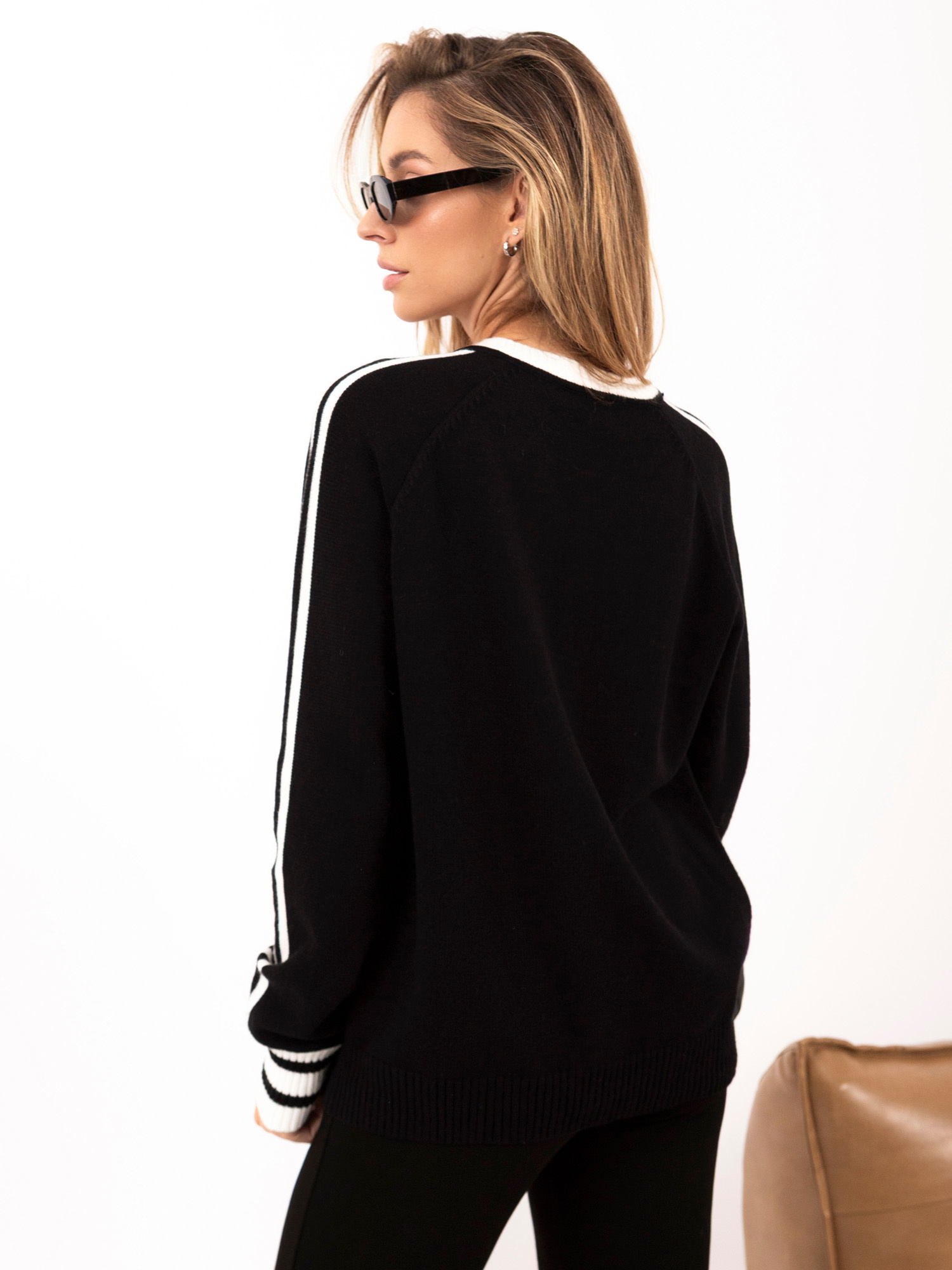 Czarny damski sweter oversize z dekoltem V