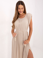 Beige plissiertes Kleid mit Schlitzen.