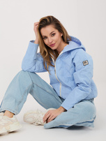 Jasnoniebieska kurtka z kwiatowym pikowaniem RUE PARIS 