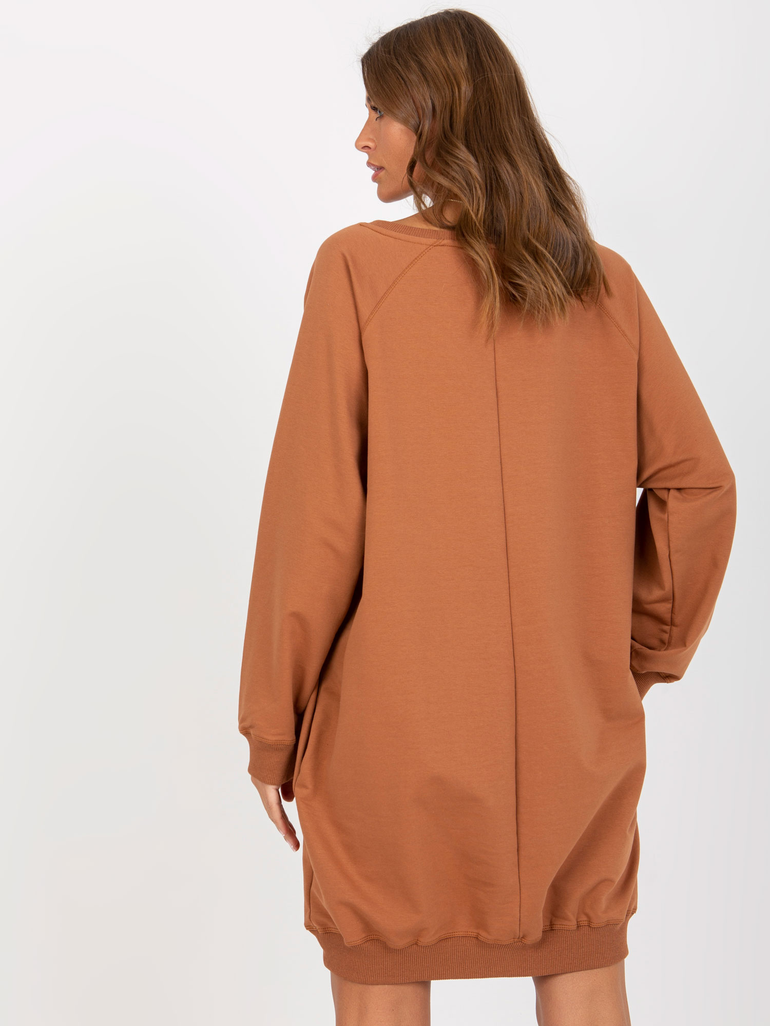 Hurt Jasnobrązowa długa bluza oversize z aplikacją i napisem