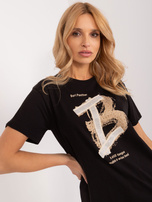 Juodo moteriško t-shirt su aplikacijomis ir užrašais.