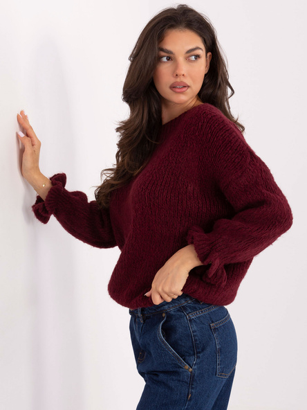 Bordeauxfarbener Pullover mit Rüschen an den Ärmeln.