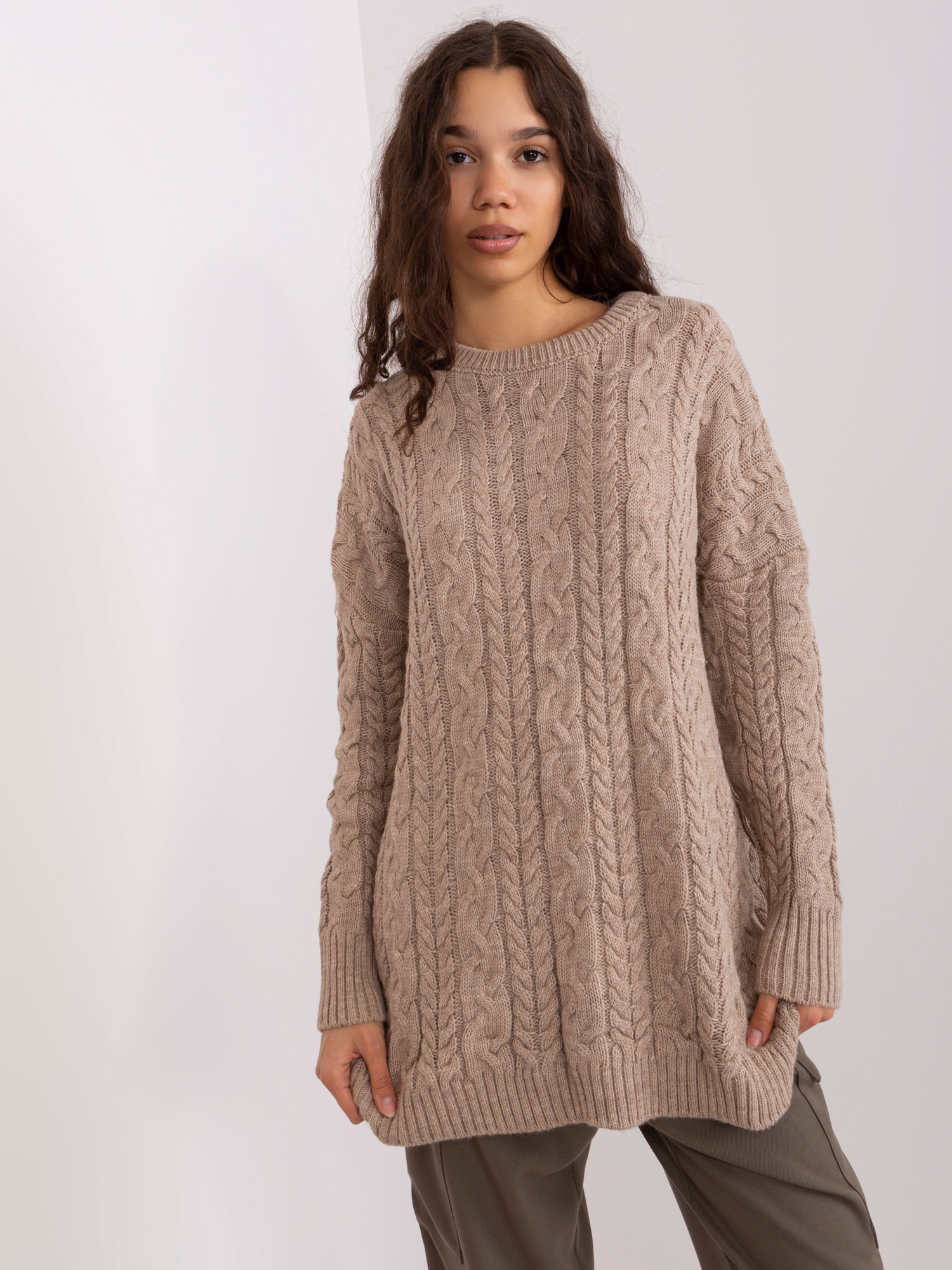 Beżowy damski sweter w warkoczowe sploty